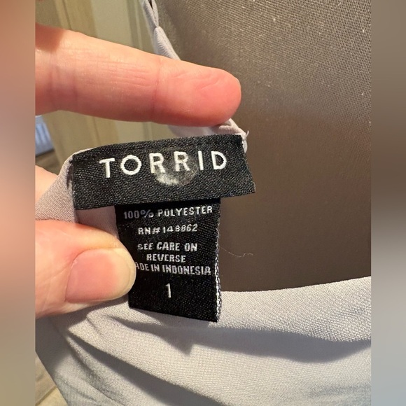 Torrid light grey tank size 1 small snag on front still great condition - Picture 5 of 6